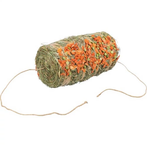 Trixie Hay pendulum for hanging with pea and carrot - kiegészítő eleség (szénabála, borsóval és sárgarépával) rágcsálók részére (250g)